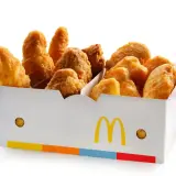 Pudełko chrupiących McNuggetsów z McDonald's, idealne na przekąskę. Sprawdź ich kcal!