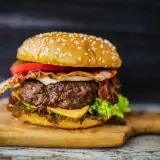 Soczysty burger wołowy z bekonem, serem i warzywami. Idealny przepis na hamburgery wołowe, który zachwyci każdego.