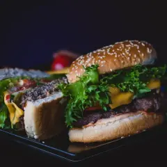 Pyszny burger z soczystą wołowiną, serem i świeżą sałatą. Idealny na szybki posiłek, choć jego chikker kcal może przyprawić o zawrót głowy.