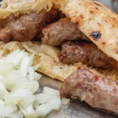 Idealne przepisy na cevapcici z grilla - uniknij najczęstszych błędów