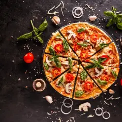 Ile kalorii ma średnia pizza? Zaskakujące różnice w kaloryczności