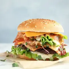 Pyszny burger z bekonem, serem i świeżymi warzywami. Czy to ten słynny red chikker z McDonald's? Ciekawe, ile ma kcal!