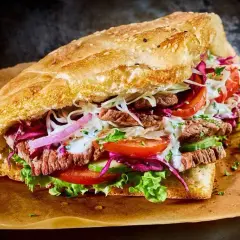 Ile kcal ma kebab w bułce? Zaskakujące kalorie i składniki
