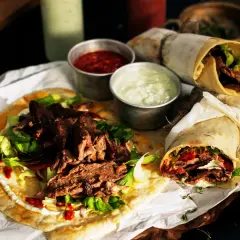 Pyszny lawasz kebab z soczystym mięsem, świeżą sałatą i sosami. Idealny na szybki posiłek.