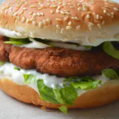 Soczysty burger z panierowanym, **red chikker** w bułce z sezamem, sałatą i majonezem.