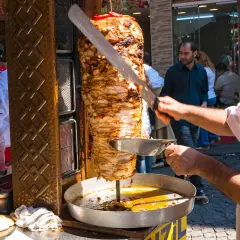 Ile kosztuje kebab w Berlinie? Zaskakujące ceny i różnice!