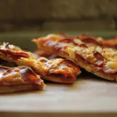 Z czym pizza? Odkryj najlepsze dodatki, które zachwycą smakami