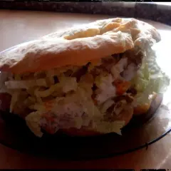 Domowy kebab w bułce, z kurczakiem, warzywami i sosem. Idealny przepis, jak zrobić kebaba, który zachwyci każdego!