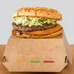 Drwal z chrzanem, czyli soczysty burger z chrupiącym kotletem i warzywami, gotowy do zjedzenia.