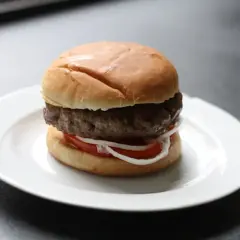 Jak złożyć hamburgera, aby nie rozpadł się podczas jedzenia?