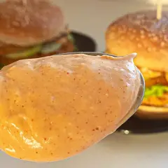 Jaki sos do hamburgera? Odkryj najlepsze przepisy na sosy!