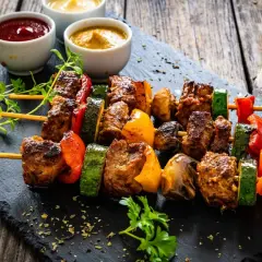 Najlepsze przepisy na grill na majówkę – smaczne potrawy i porady