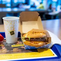 Maestro burger w McDonald's, zestaw z frytkami i napojem. Sprawdź aktualną maestro burger cena!