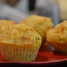 Muffinki z twarożkiem i rzodkiewką, idealne na śniadanie. Sprawdź ich cenę!