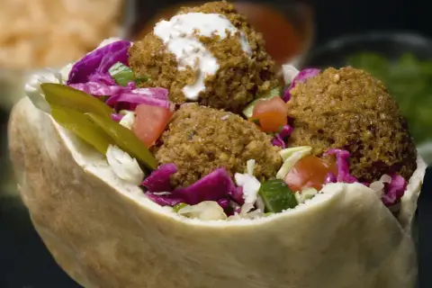 Pyszny falafel w picie z warzywami i sosem. Idealny na szybki lunch, a jego falafel kcal można sprawdzić w aplikacji.