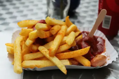 Złociste frytki z keczupem i kiełbaską to świetny pomysł na frytki. Idealne na szybką przekąskę.