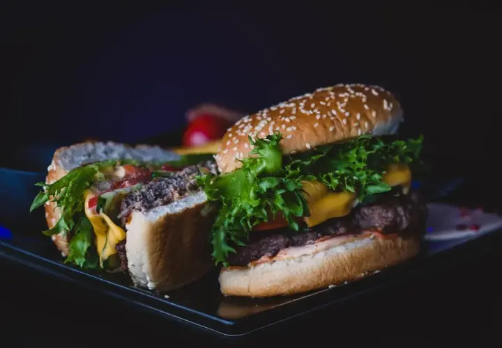 Pyszny burger z soczystą wołowiną, serem i świeżą sałatą. Idealny na szybki posiłek, choć jego chikker kcal może przyprawić o zawrót głowy.
