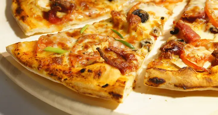 Ile kcal ma mała pizza? Zaskakujące różnice w kaloryczności