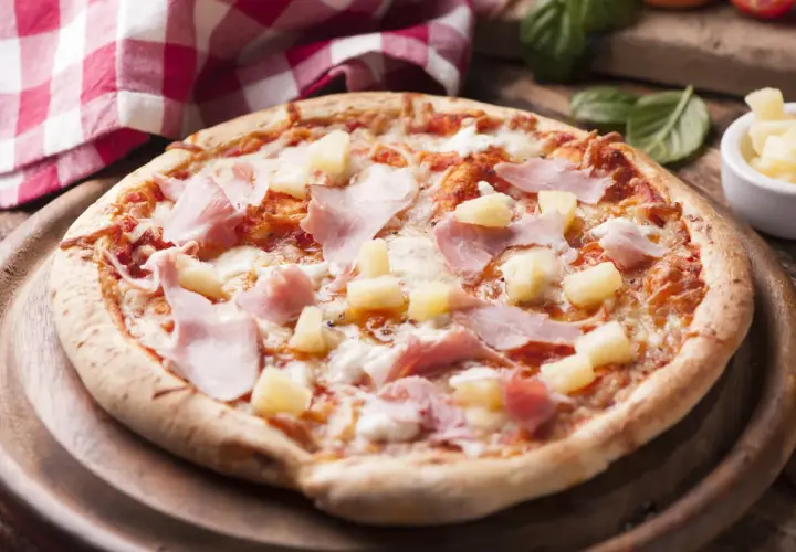 Skąd pochodzi pizza hawajska? Zaskakująca historia jej powstania