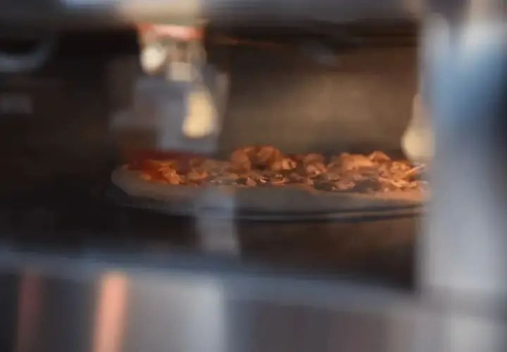 Pizza z kurczakiem w piecu, zaraz będzie gotowa.