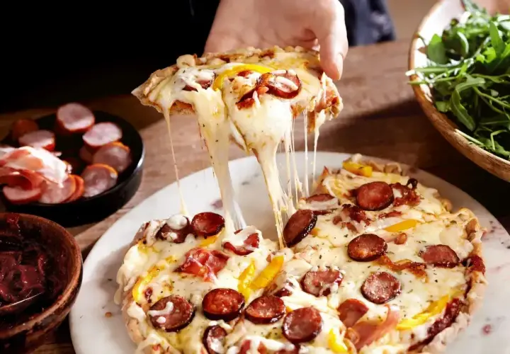 Rozciągający się ser z farmerskiej pizzy, z kiełbasą i papryką. Pyszna pizza Hut w zasięgu ręki!