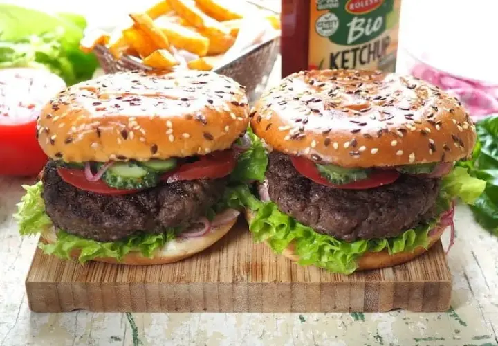 Ile kalorii ma burger wołowy z frytkami? Sprawdź, zanim zamówisz!