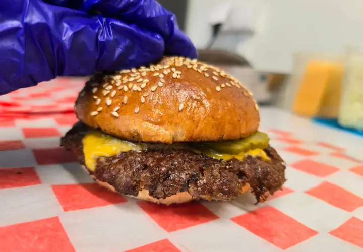 Co to smash burger i dlaczego warto go spróbować w domu