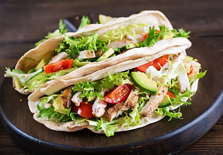 Dwa pyszne wrapy z kurczakiem, awokado, pomidorami i sałatą. Idealny kebab czy kebap na szybki lunch.