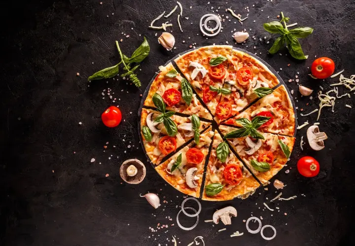 Ile kalorii ma średnia pizza? Zaskakujące różnice w kaloryczności