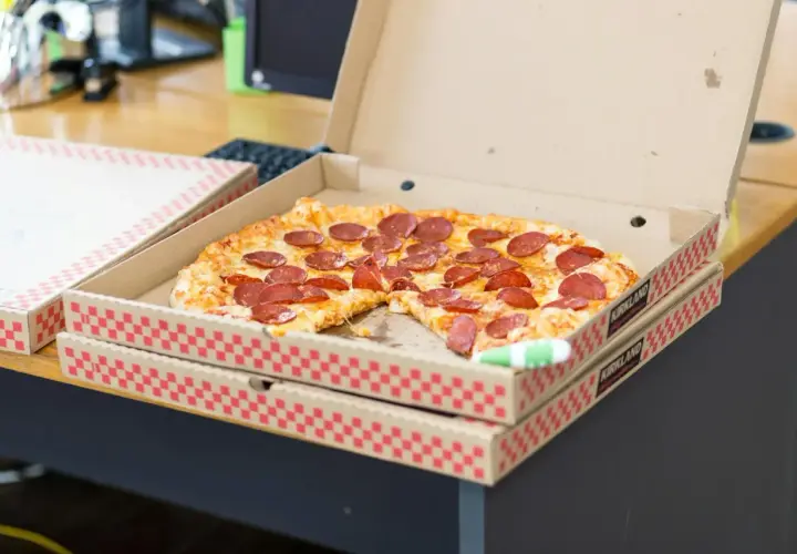 Dwie pizze pepperoni w pudełkach, idealne na promocję 2 pizze w cenie 1.