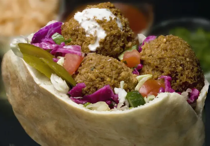 Pyszny falafel w picie z warzywami i sosem. Idealny na szybki lunch, a jego falafel kcal można sprawdzić w aplikacji.