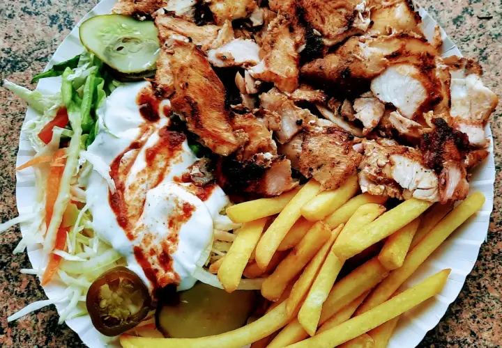 Ile kalorii ma kebab box z frytkami? Sprawdź, co naprawdę jesz