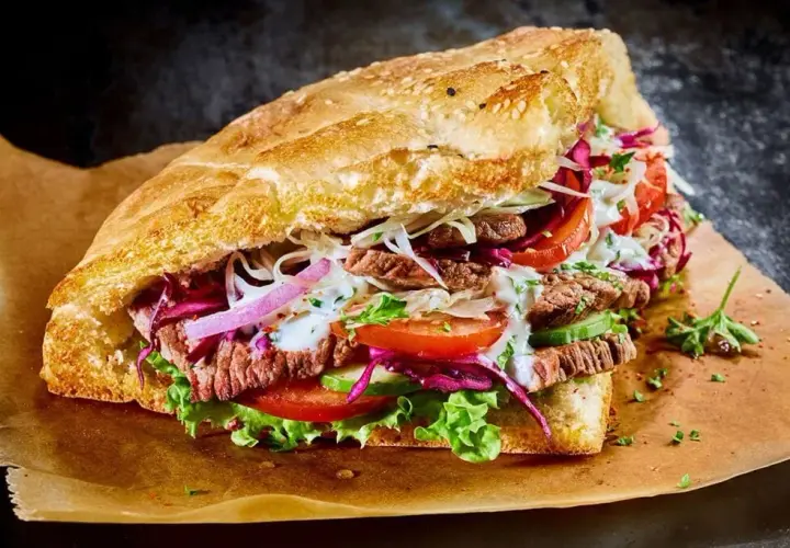 Ile kcal ma kebab w bułce? Zaskakujące kalorie i składniki