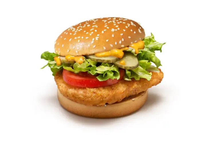 Chikker McDonald z chrupiącym kurczakiem, sałatą, pomidorem i ogórkiem kiszonym.
