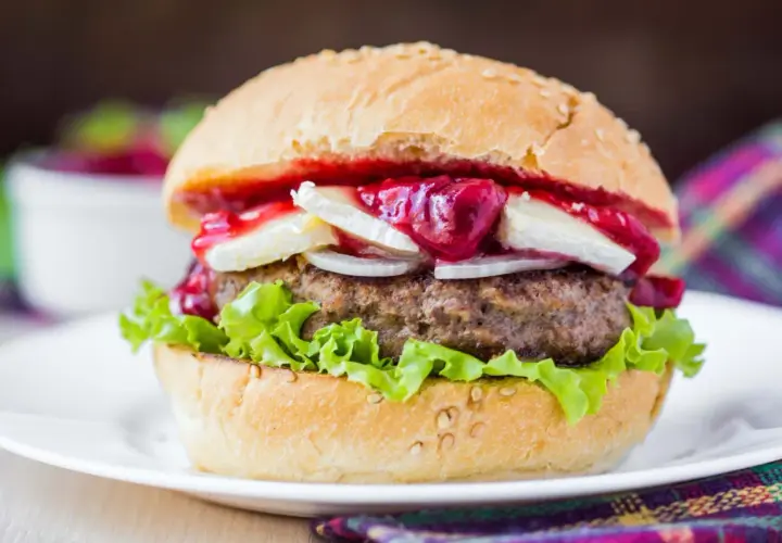 Pyszny burger z soczystym kotletem, serem camembert i słodko-kwaśną żurawiną. Idealny dla każdego drwala po ciężkiej pracy.