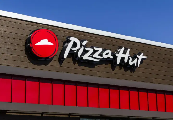Logo Pizza Hut na brązowej elewacji. Idealne miejsce na wtorkowe promocje!