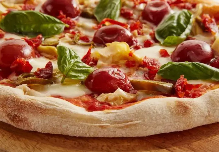 Jak układać składniki na pizzę, aby uniknąć mokrego ciasta?