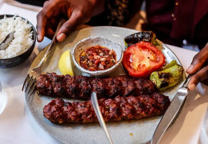 Pyszny kebab w Turcji z ryżem, warzywami i sosem. Idealny posiłek na gorący dzień.