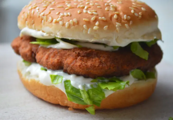 Soczysty burger z panierowanym, **red chikker** w bułce z sezamem, sałatą i majonezem.