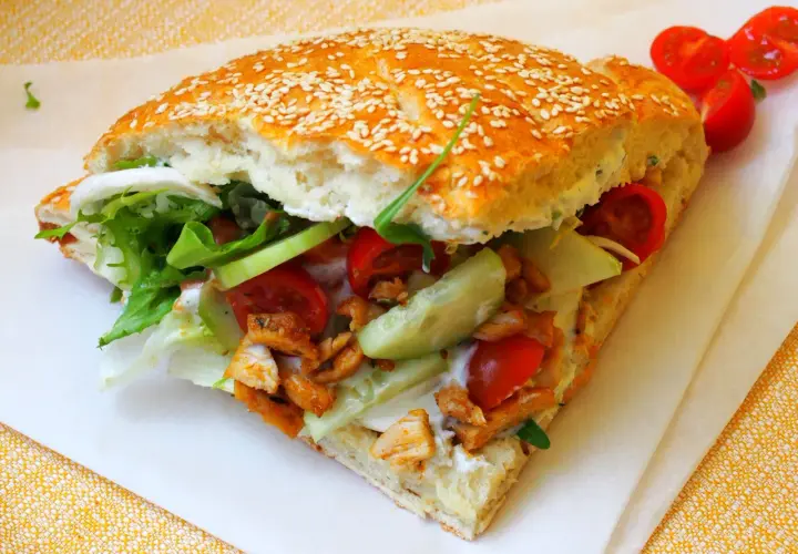 Pyszny kebab na grubym, świeże warzywa, soczysty kurczak i sos. Idealny na szybki posiłek.