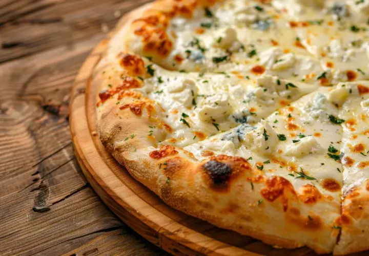Pizza 4 sery: rozpływające się sery, w tym niebieski ser pleśniowy, tworzą idealną kompozycję smaków.