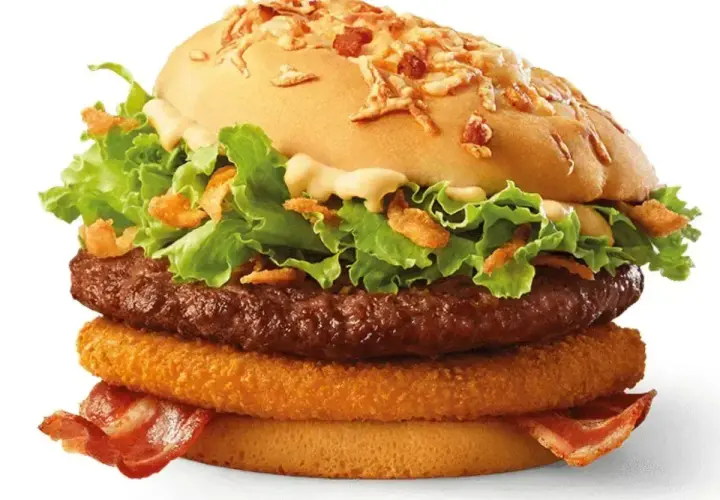 Apetyczny burger z chrupiącą cebulką i bekonem. Zastanawiasz się, ile kcal ma McDouble?