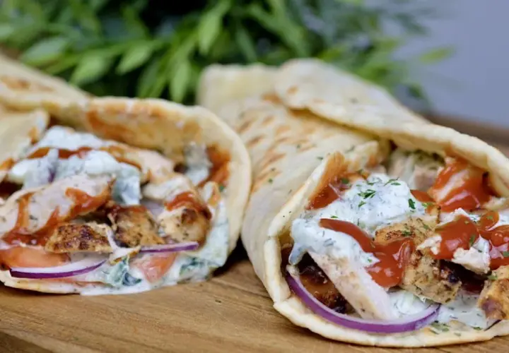 Dwa pyszne wrapy z kurczakiem, warzywami i sosem jogurtowym. Idealny kebab grecki na szybki lunch.