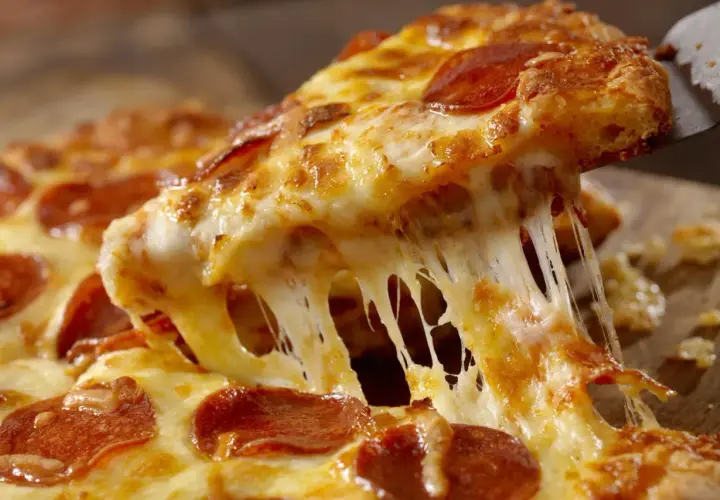 Czym posmarować spód pizzy, by uniknąć gumowatej konsystencji?