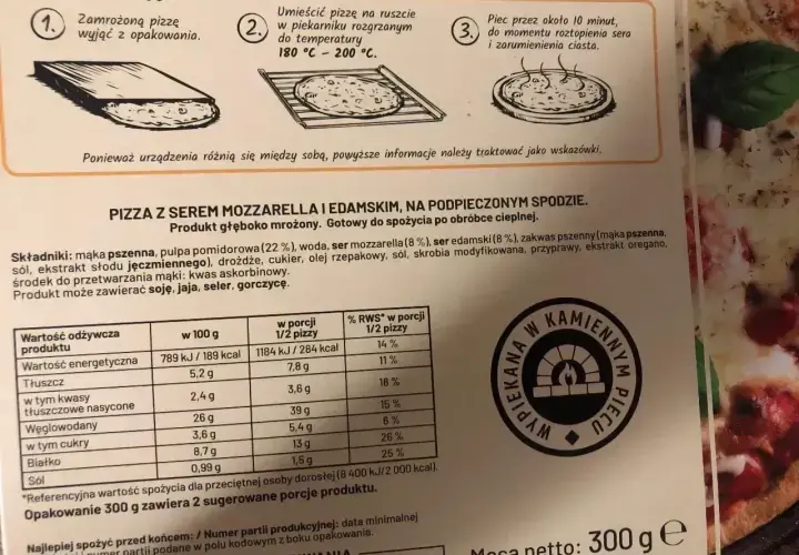 Instrukcja: jak pizza Dr. Oetker piec. Wyjmij z opakowania, umieść na ruszcie w piekarniku nagrzanym do 180-200°C i piecz ok. 10 minut, aż ser się roztopi.