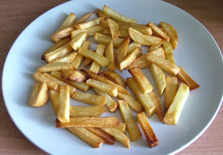 Złociste frytki z piekarnika, idealne dla dbających o linię. Sprawdź ich niskie frytki z piekarnika kcal!