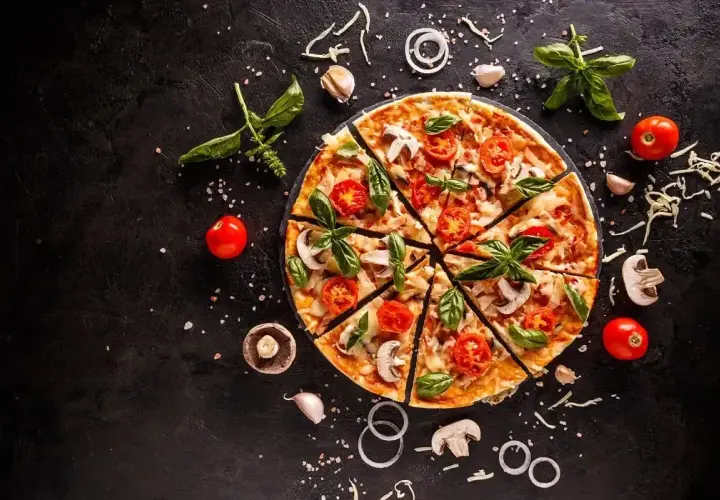 Apetyczna pizza z pomidorami i bazylią. Czy pizza jest zdrowa? Zależy od składników!