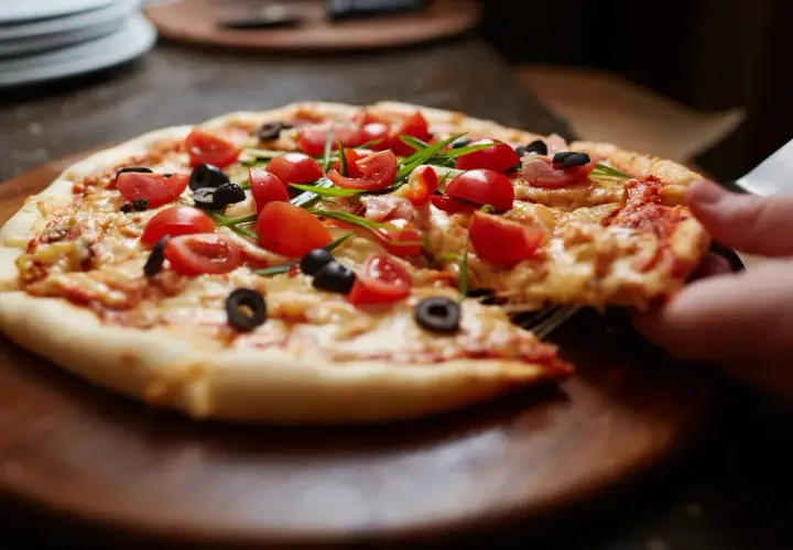 Ile waży pizza margherita 32 cm? Zaskakujące fakty o wadze i kaloriach