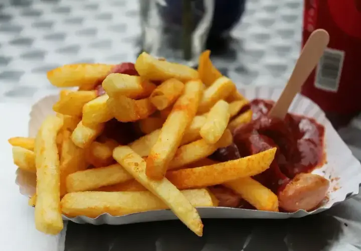 Chrupiące frytki z sosem pomidorowym i kiełbaską, wyglądają jak pyszne frytki po wietnamsku.
