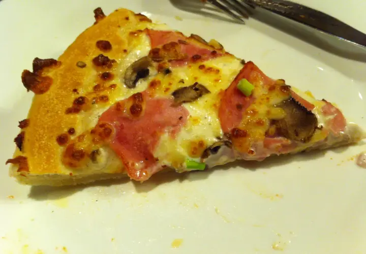 Ile kosztuje mała pizza w Pizza Hut? Ceny, które cię zaskoczą